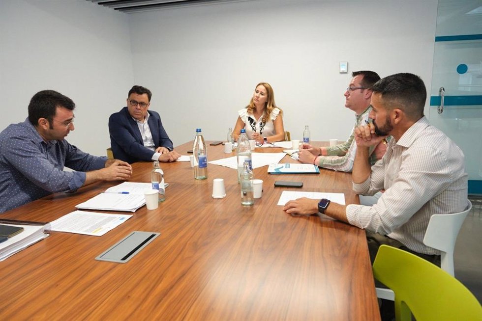 Reunión entre el consejero de Aguas del Gobierno de Canarias, Manuel Miranda, y la presidenta del Cabildo de Fuerteventura, Lola García
