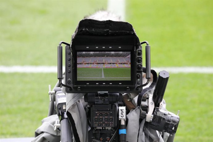 Archivo - Imagen de una cámara durante la retransmisión de un partido de fútbol