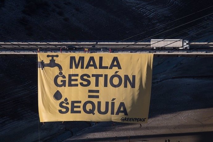 Una lona de Greenpeace en una carretera de España