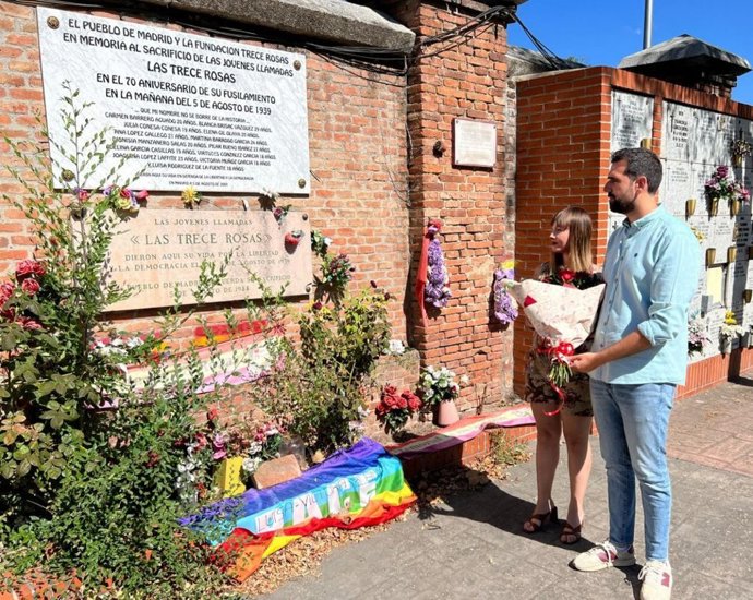 El secretario general de Juventudes Socialistas de España, Víctor Camino, junto a su homóloga en la Comunidad de Madrid (JSM), Aránzazu Figueroa, homenajean a las 'Trece Rosas'