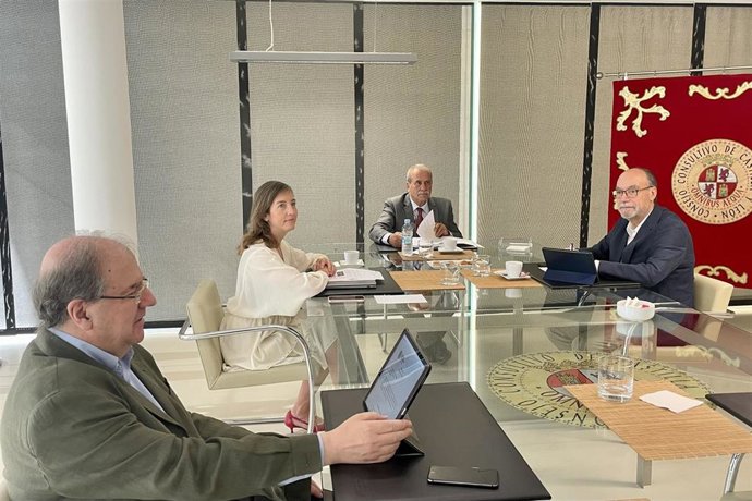 Agustín S. De Vega (c), y los consejeros Valle Ares (2 i), Francisco Ramos (d) y Juan Vicente Herrera (i).