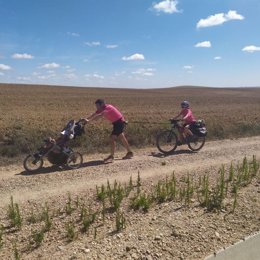El riojano, Kike Ramos, y sus dos hijos, Lola y Yago, continúan su marcha en el camino de Santiago.