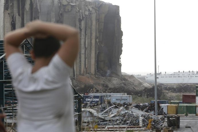 Archivo - Un libanés observa los restos de los silos de Beirut 
