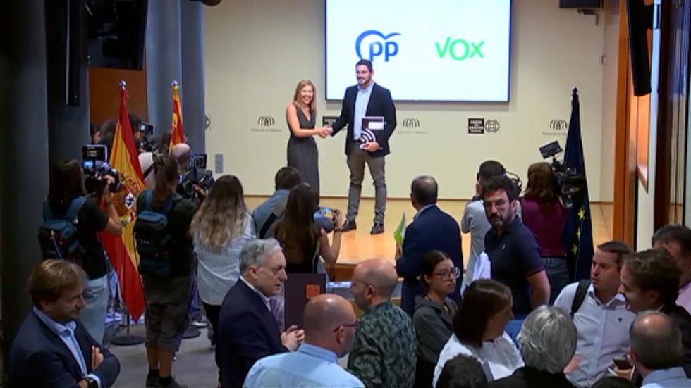 El PP y Vox oficializan el acuerdo del gobierno de coalición en Aragón sin prese
