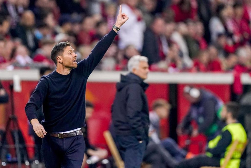 Archivo - Xabi Alonso da instrucciones durante un partido del Bayer Leverkusen