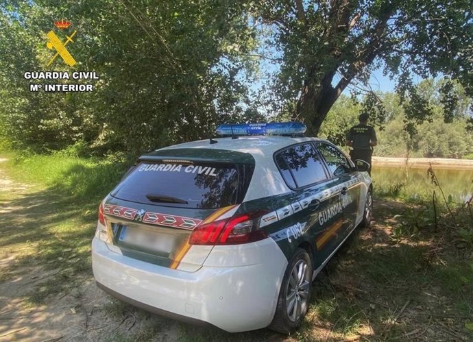Archivo - Coche y agente de Guardia Civil, en imagen de archivo