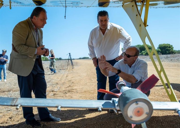 El presidente de la Diputación, David Toscano, junto al diputado de Medio Ambiente, Energía, Control de Plagas y Caza, Arturo Alpresa, han asistido al inicio de la campaña.