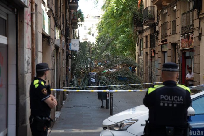 Bombers i Mossos d'Esquadra acudeixen al Raval de Barcelona on ha caigut una palmera a una dona, a 3 d'agost de 2023, a Barcelona, Catalunya (Espanya). 
