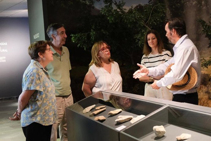 La viceconsejera de Cultura y Deportes, Carmen Teresa Olmedo, visita la exposición 'Atempora'.