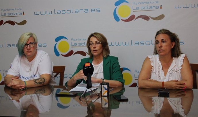 La alcaldesa de La Solana, Luisa Márquez, en rueda de prensa.