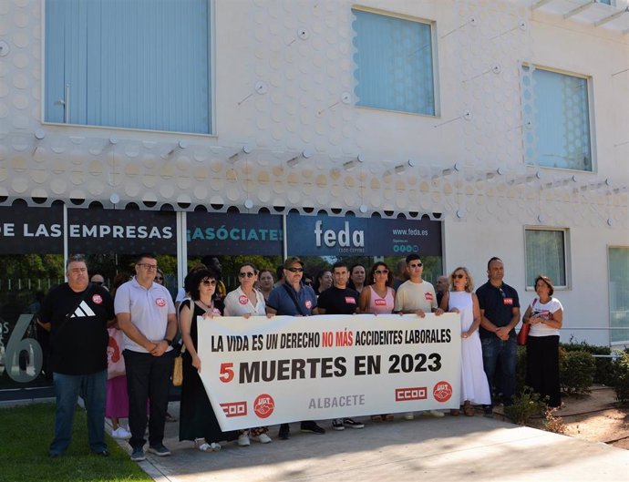 Concentración ante la sede de FEDA UGT y CCOO.