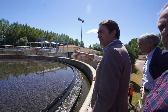 El consejero de Medio Ambiente, Vivienda y Ordenación del Territorio, Juan Carlos Suárez-Quiñones, visita la Estación Depuradora de Aguas Residuales (Edar) de Astorga (León), donde se han invertido 230.000 euros.