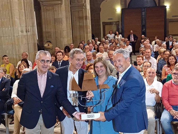Entrega al cantautor asturiano Pipo Prendes del premio 'Carabela 2023', otorgado por la Federación Internacional de Centros Asturianos (FICA), en la colegiata de San Juan Bautista, en Gijón