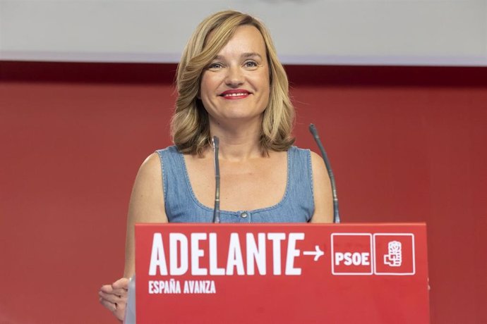 La ministra de Educación y Formación Profesional, Pilar Alegría, comparece en la sala de prensa de la sede del PSOE.