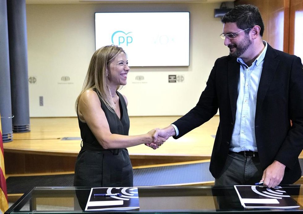 Los portavoces parlamentarios del Partido Popular y Vox, Ana Alós, y Alejandro Nolasco, firman un acuerdo de coalición para la gobernabilidad de Aragón.
