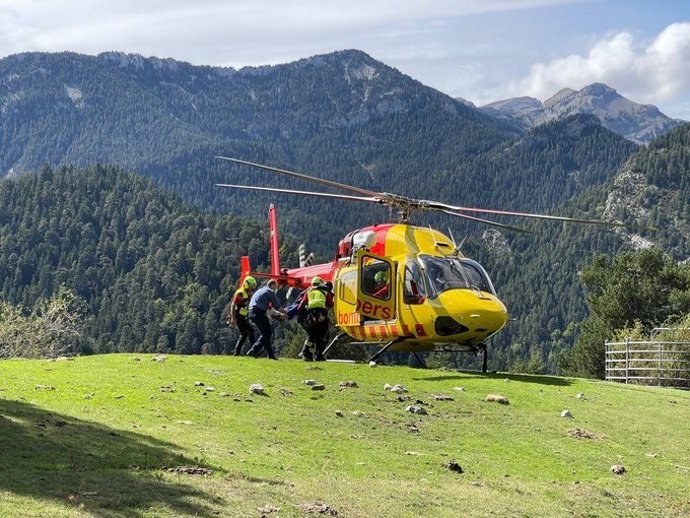 Archivo - Arxivo - Els Bombers de la Generalitat usen l'helicpter en un rescat de muntanya.