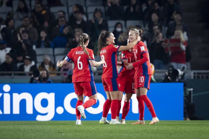 Las jugadoras de Noruega felicitan a Caroline Graham Hansen por su gol ante Filpinas en el Mundial de Australia y Nueva Zelanda