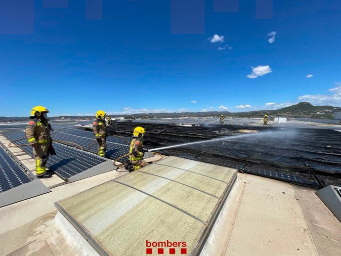 Els Bombers de la Generalitat han apagat l'incendi al centre logístic d'Abacus a Vilanova del Camí (Barcelona) i segueixen remullant els punts calents. El 4 d'agost ed 2023.