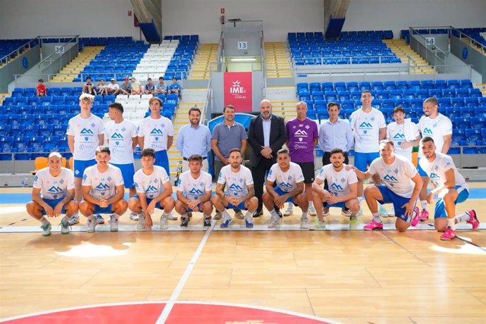 El alcalde de Palma, Jaime Martínez, asiste a un entrenamiento del Mallorca Palma Futsal.
