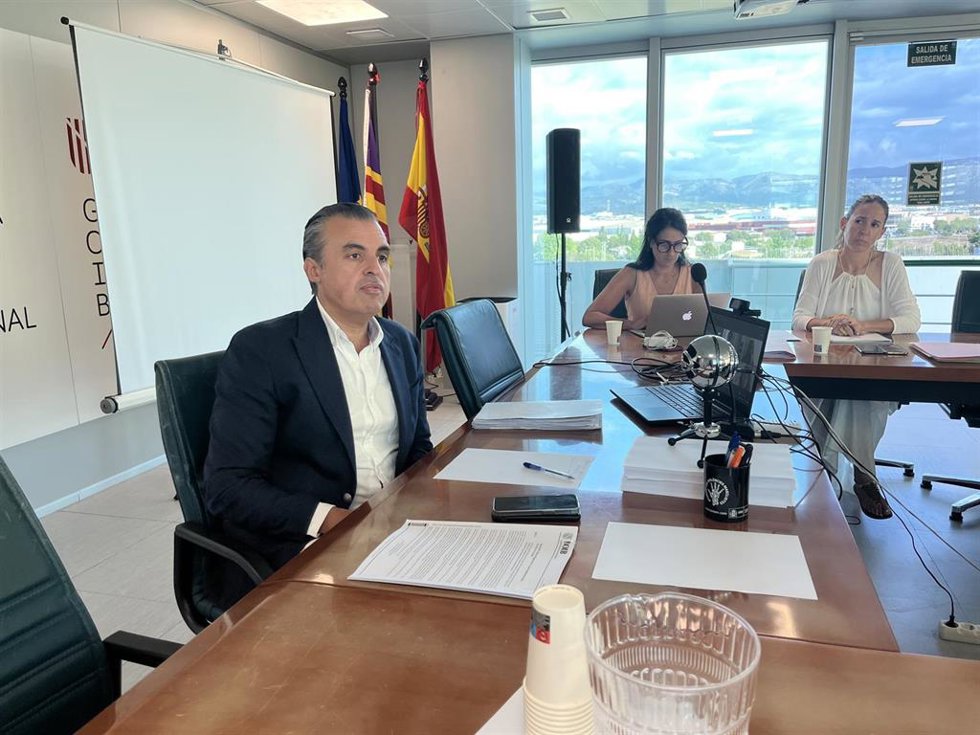 El conseller de Educación y Universidades, Antoni Vera, se reúne con las entidades de 0-3