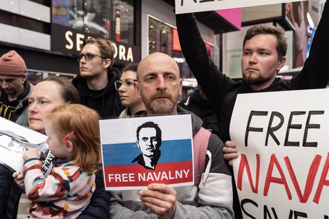 Archivo - April 21, 2023, New York, New York, United States: Hundreds of activists rally on Times Square demanding action to free political prisoners in Russia specifically named Alexei Navalny. Alexei Navalny is the main opposition leader and is in jail 