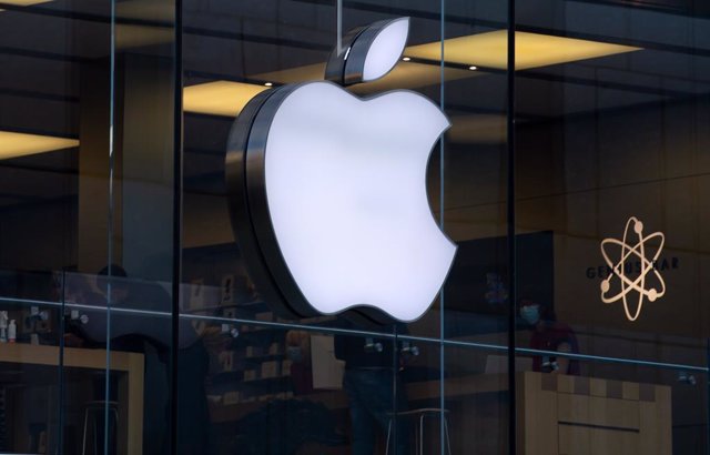 Archivo - FILED - 26 January 2022, Bavaria, Munich: The logo of the technology company Apple is seen at the Apple Store in the city center. Photo: Sven Hoppe/dpa