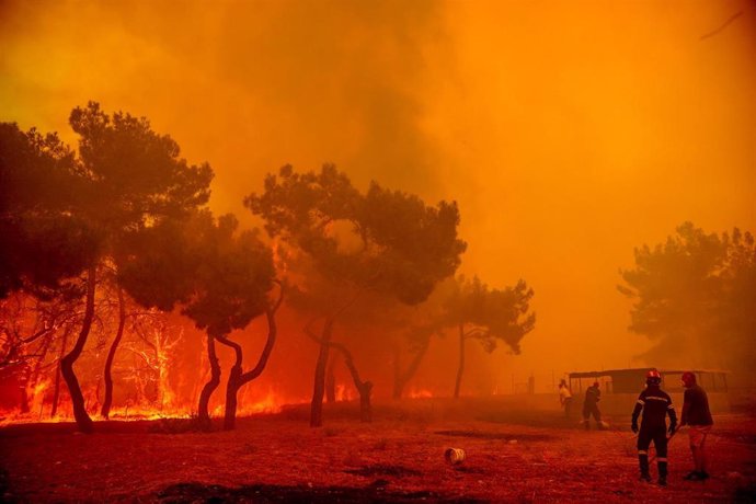 Archivo - 23 July 2022, Greece, Vatera: Firefighters try to extinguish a forest fire near the seaside resort of Vatera on the eastern Aegean island of Lesbos. The civil defence ordered the evacuation of the village of Vatera. Photo: -/Eurokinissi via ZU