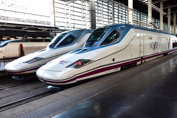 Archivo - Economía/Transportes.- Renfe pide que se defienda y distinga la marca AVE tras ser usada para un Ouigo averiado