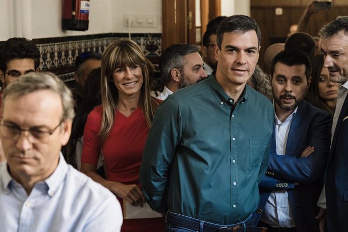 El presidente del Gobierno en funciones, Pedro Sánchez, junto a su mujer, Begoña Gómez