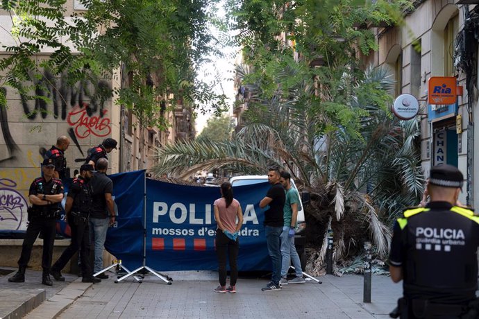 Bombers i Mossos d'Esquadra acudeixen al Raval de Barcelona on ha caigut una palmera a una dona, a 3 d'agost de 2023, a Barcelona, Catalunya (Espanya)