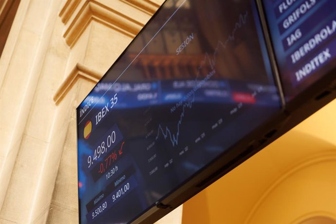 Un panel del Ibex 35 en el Palacio de la Bolsa, a 24 de julio de 2023, en Madrid (España). 