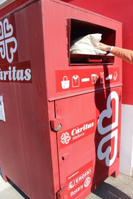 Imagen de uno de los contenedores rojos de Cáritas Mallorca.