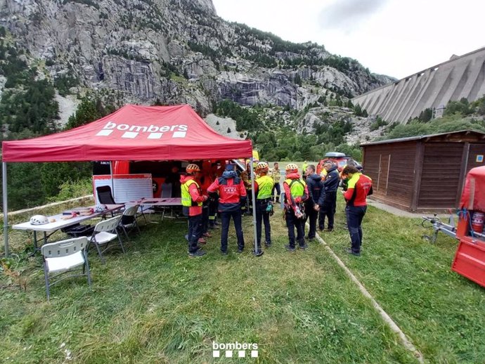 Los Bombers de la Generalitat trabajan en la búsqueda de un excursionista en la Vall de Boí (Lleida)