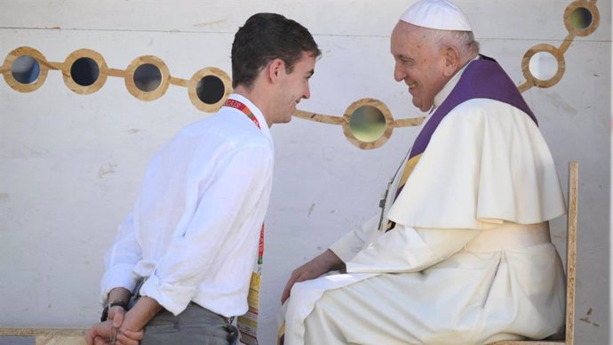 Francisco Valverde en el momento de la confesión con el Papa Francisco.