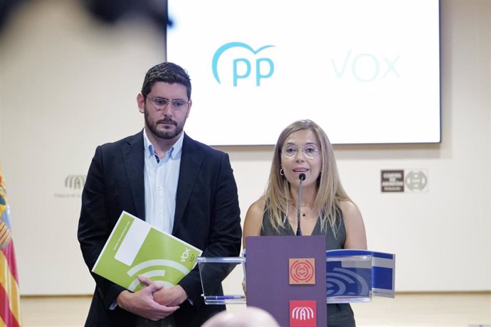 Los portavoces parlamentarios del Partido Popular y VOX en Aragón, Ana Alós y Alejandro Nolasco.