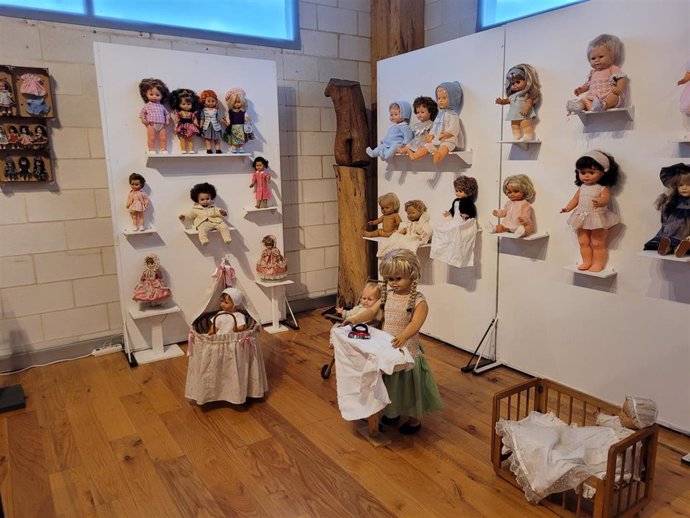 La muestra 'Despertar de una Nostalgia' expone más de un millar de muñecas de diversas épocas