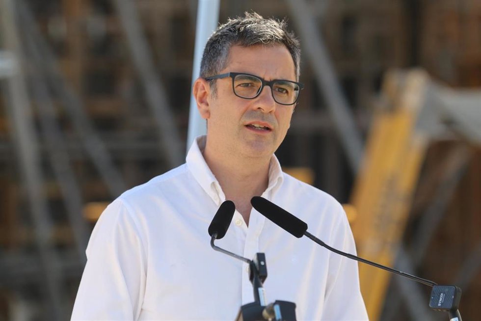 El ministro de la Presidencia, Relaciones con las Cortes y Memoria Democrática en funciones, Félix Bolaños, atiende a los medios antes de una visita a las obras de la línea de alta velocidad Murcia-Almería a 03 de agosto del 2023 en Cuevas del Almanzora