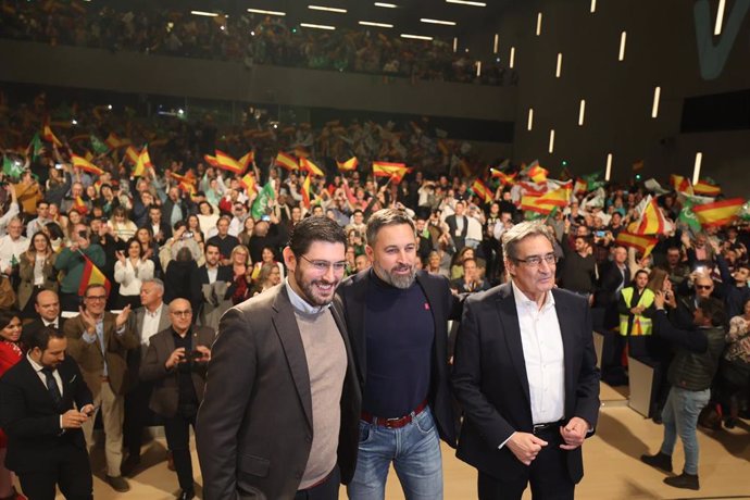 Archivo - El líder de Vox en Aragón, Alejandro Nolasco; el presidente del partido, Santiago Abascal, y el candidato al Ayuntamiento de Zaragoza, Julio Calvo, en un acto electoral en febrero