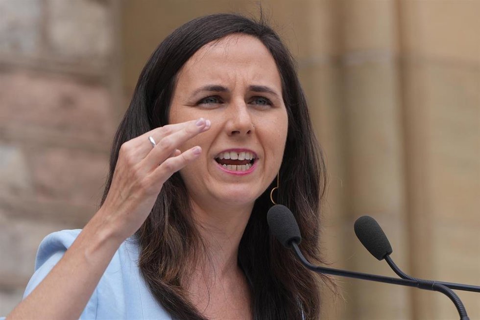 La ministra de Derechos Sociales y Agenda 2030, Ione Belarra, interviene durante un acto de campaña de Sumar, en la plaza de Cataluña, a 20 de julio de 2023, en San Sebastián, Guipúzcoa, Euskadi (España).