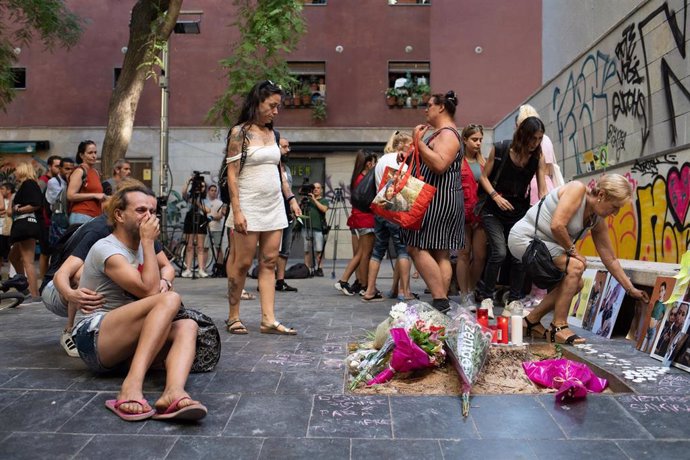 Acto de recuerdo a Saimira, la chica de 20 años que murió el jueves al caerle encima una palmera en el barrio del Raval de Barcelona. El 4 de agosto de 2023.