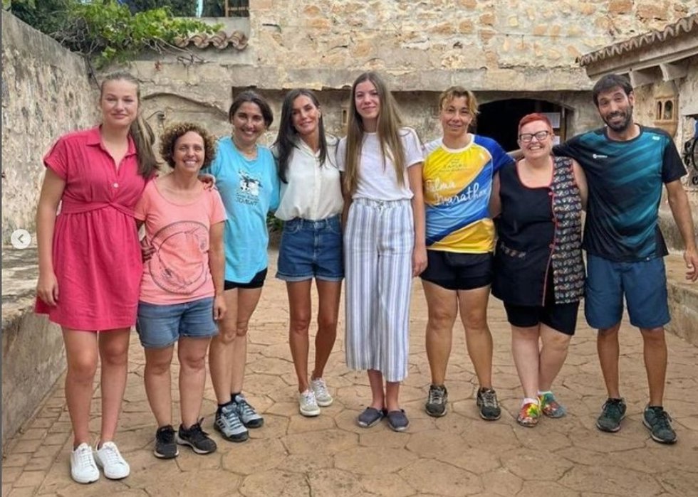 La reina Letizia y sus hijas, la princesa Leonor y la infanta Sofía, visitan por sorpresa la Granja Escola Jovent, en Palma