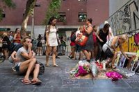 Amics i veïns recorden la noia que va morir dijous en caure una palmera a Barcelona