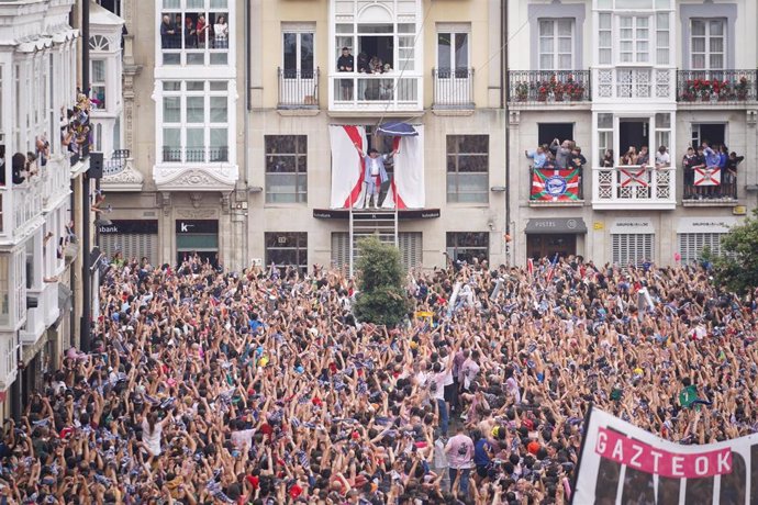 La despedida de Gorka Ortiz de Urbina marca el inicio de las fiestas de Vitoria-Gasteiz en la Bajada de Celedón
