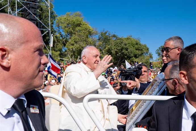 El Papa en el Viacrucis de la JMJ de Lisboa.