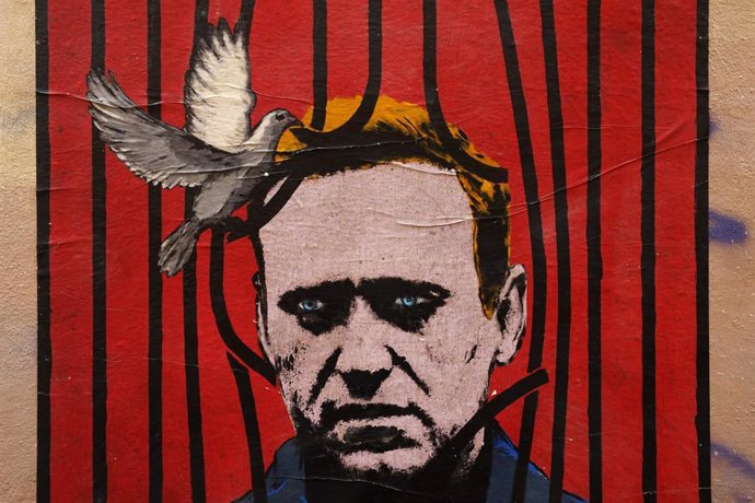 Archivo - Un mural del opositor ruso Alexei Navalni
