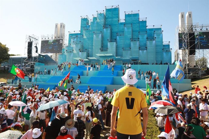 Jóvenes esperando al Papa para el Vía Crucis.