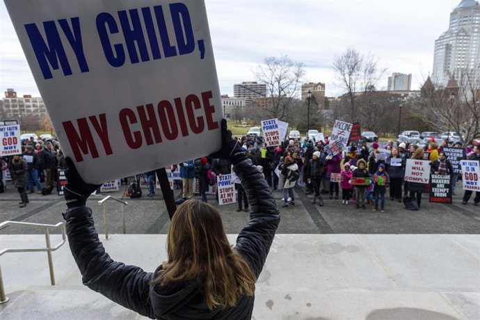Manifestación en contra de la ley que elimina la exención religiosa en el estado de Connecticut, Estados Unidos  