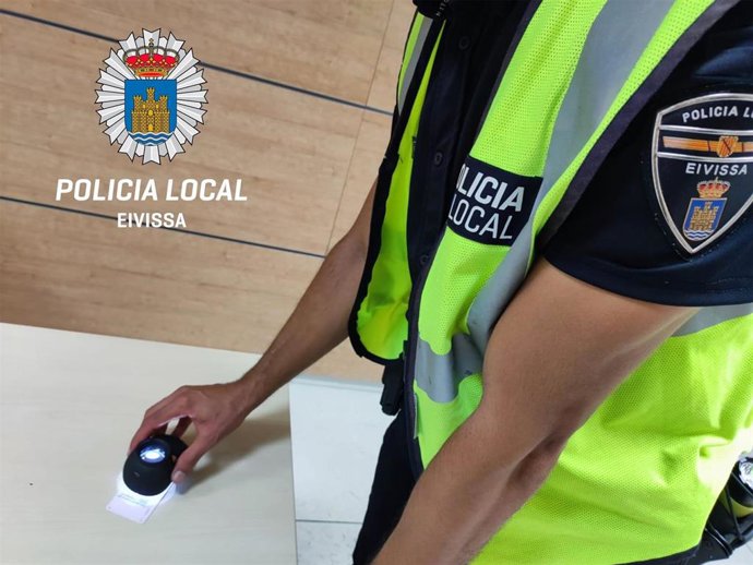 La Policía Local de Ibiza detiene a un hombre por un presunto delito de falsedad documental y por circular sin permiso de conducción