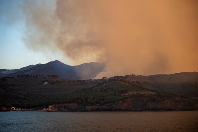Incendi forestal que afecta els municipis de Colera i Portbou (Girona), a prop de la frontera amb França