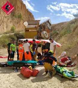 Rescatan a un trabajador al estar atrapado en la excavadora que conducía por vuelco de una pala
